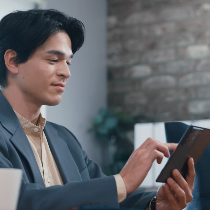 nubia Fold ZTE のブランドロゴ プロモーション画像 | Y!mobile（ワイモバイル）