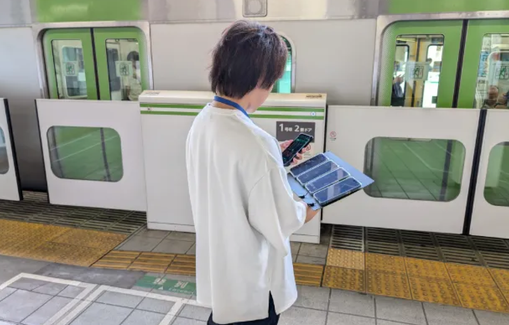 駅周辺で通信品質を確認する様子